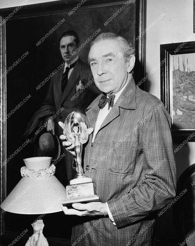 Lon Chaney Jr sporting a beard 1594-04