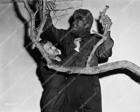 Jack Pierce combs Lon Chaney Jr The Wolf Man's beard 1625-21