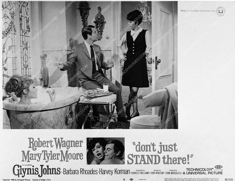 Glynis Johns Robert Wagner Mary Tyler Moore film Don't Just Stand There 1627-02