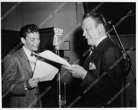 Frank Sinatra w one of the Andrews Sisters 1728-31