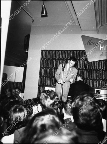 Frank Sinatra at rehearsel 1729-07