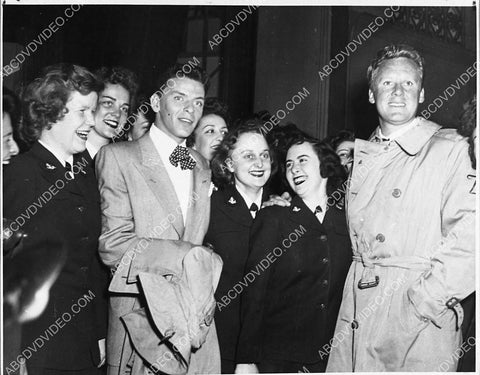 Frank Sinatra singing on stage 1729-10
