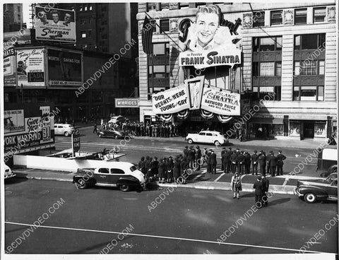 Frank Sinatra mobbed by fans 1729-19