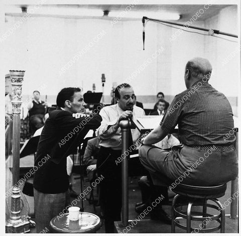 Frank Sinatra w Mitch Miller in recording studio 1729-27