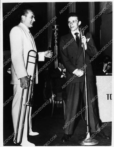 Frank Sinatra greeted by fans at the airport 1730-12