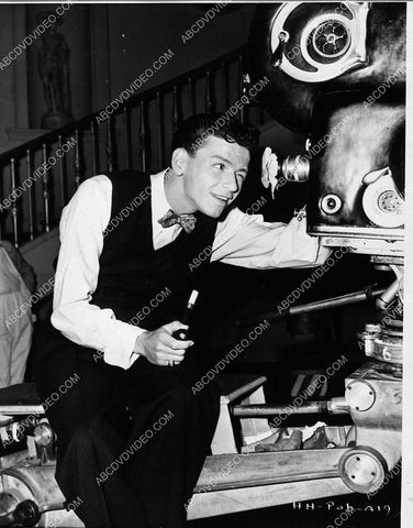 Frank Sinatra peeking through the camera 1731-05