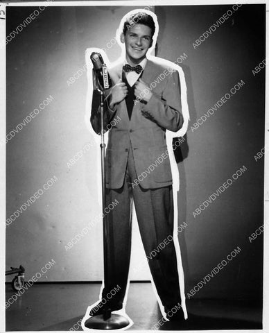 Frank Sinatra at the CBS microphone 1731-15