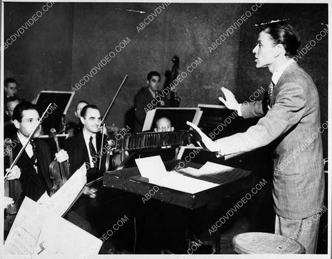 Frank Sinatra leading the band 1731-18