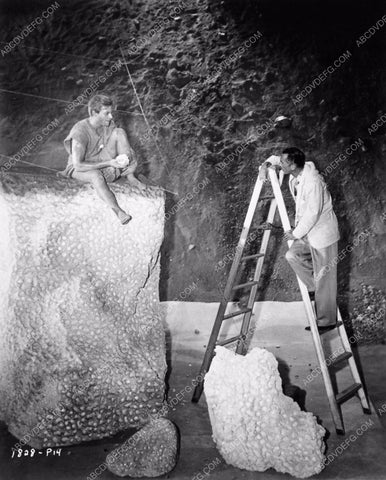Grant Williams as The Incredible Shrinking Man behind the scenes 1737-18