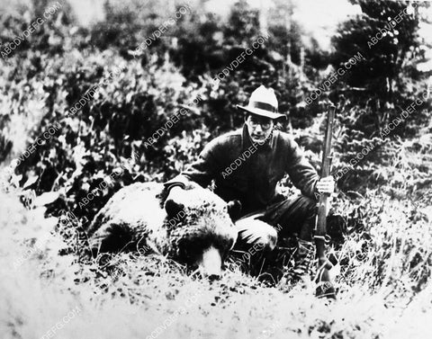 hunter w grizzly bear 1827-32