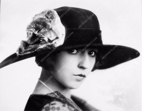 Helen Ferguson portrait in large hat 1864-22