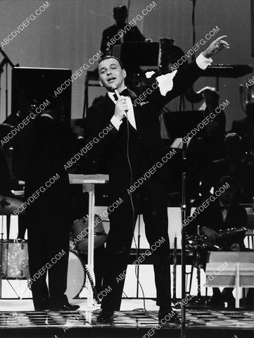Frank Sinatra singing away 1904-24
