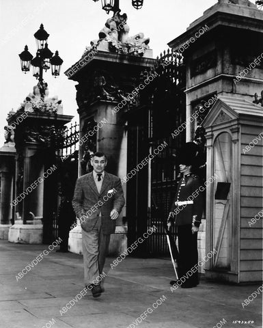 Clark Gable strolls by Buckingham Palace 1909-20