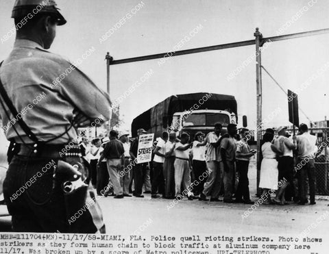 news photo politics business Miama Fla workers strike and riot at aluminum plant 1913-20