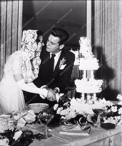 news photo Robert Wagner Natalie Wood cutting their wedding cake 1919-34