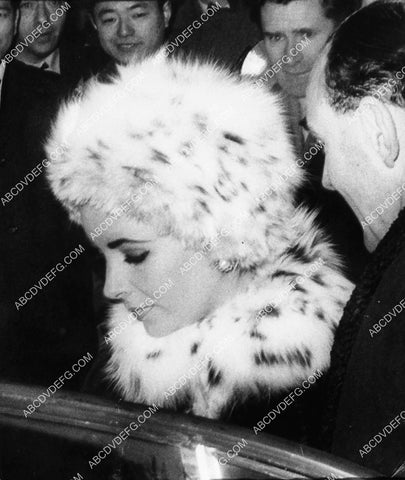 Elizabeth Taylor surrounded by fans 1974-08