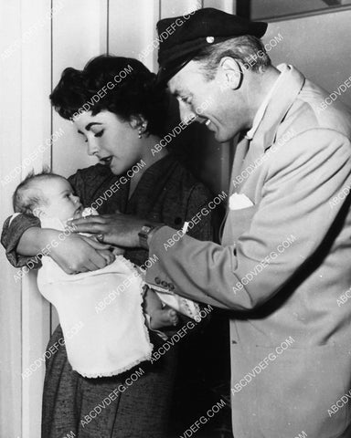 candid Elizabeth Taylor Michael Wilding and child 1974-34