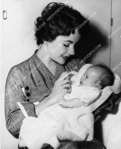 candid Elizabeth Taylor and child 1974-35