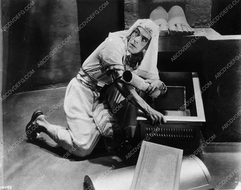 Boris Karloff stealing the scroll horror film The Mummy 1987-20