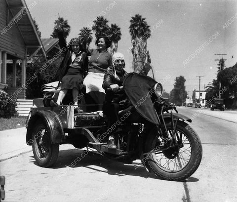 cool photo family goes for a ride in motorcycle and sidecar 2001-36