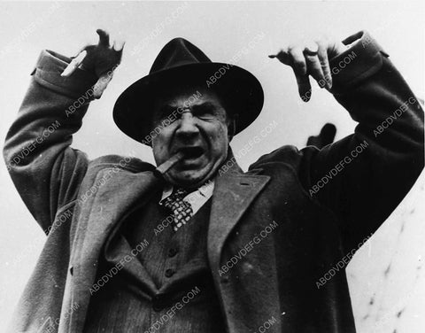 Bela Lugosi strikes a pose for the press 2041-31