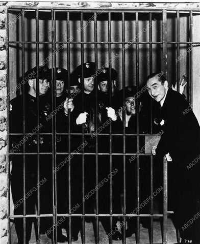 Bela Lugosi locks the cops up in jail 2041-33