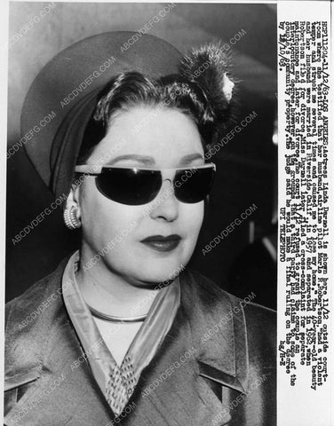 news photo Linda Darnell outside courtroom for divorce 2053-20