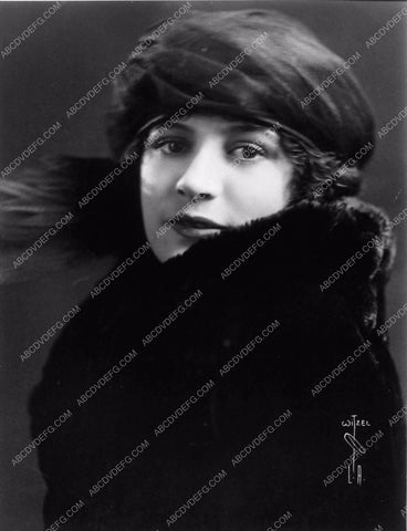 beautiful portrait Alice Lake in black fur 2104-15