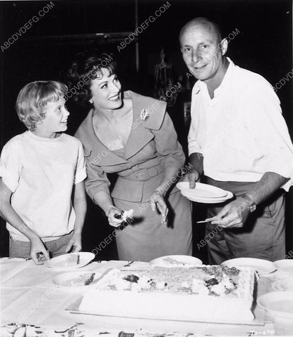 candid Hayley Mills Maureen O'Hara cut birthday cake on set Parent Trap 2106-18