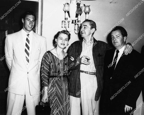 candid Bela Lugosi w family and friends 2112-25
