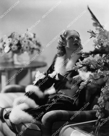 Alice Faye w lots of flowers 2120-09