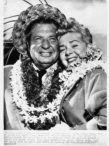 news photo Phil Harris Alice Faye on vacation in Hawaii 2120-13