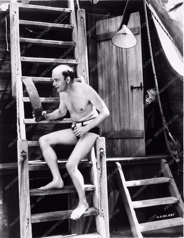 Edgar Bergen in speedo w Charlie McCarthy at pool house 2137-04