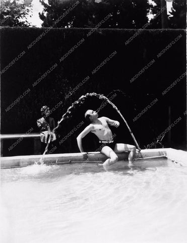Edgar Bergen in speedo w Charlie McCarthy at pool 2137-05