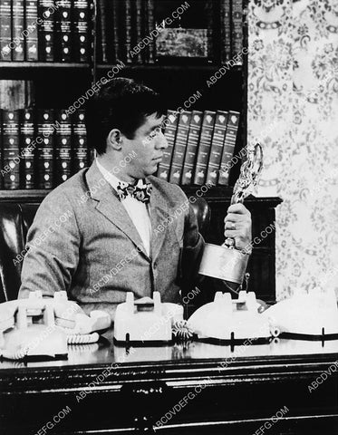 Jerry Lewis w an award statue 2256-05