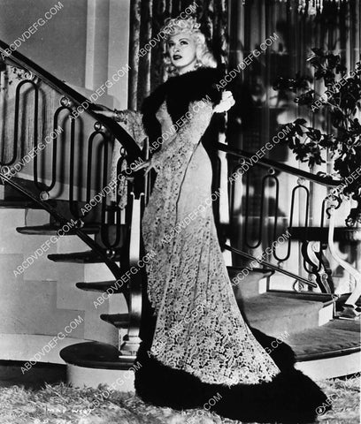 Mae West at the staircase 2334-13