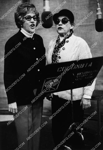 Patti & Maxine Andrews Sisters rehearse for live stage play Over Here 2343-23