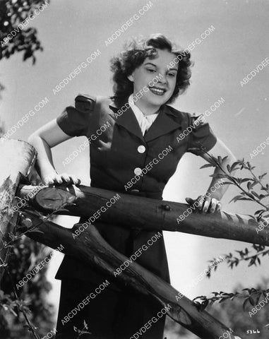 Judy Garland in the outdoors 2350-13