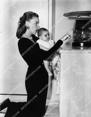 Judy Garland plays w Liza Minnelli looking at the fish 2350-28