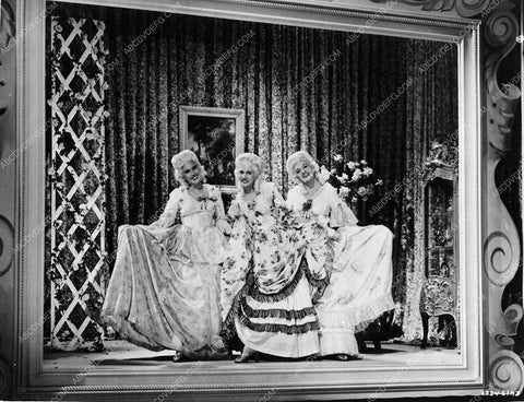 The Andrew Sisters as painting Give Out Sisters 2543-04