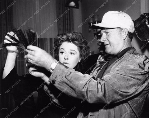 candid Susan Hayward director Daniel Mann behind the scenes 2560-34
