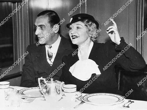 candid Betty Compson and husband ready to eat 2708-23