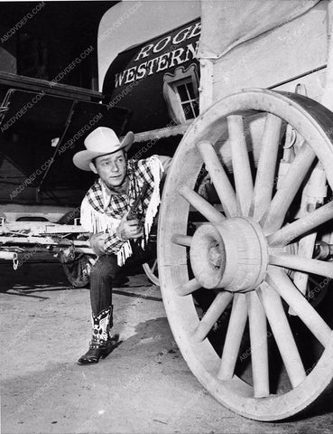 Roy Rogers taking cover behind the wagon wheel 2749-34