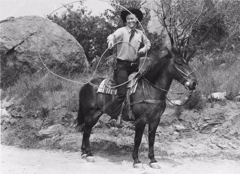 Monte Hale on his horse and lariat western style South of Rio 2752-02
