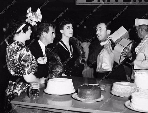 Joan Crawford Allen Jenkins with 4 cakes They All Kissed the Bride 2800-02