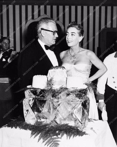 Joan Crawford Al Steele with cake 2800-13