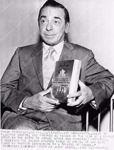 Eddie Cantor gets Friend of Israel award news photo 2813b-17