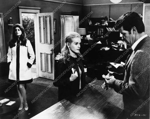 James Garner Gayle Hunnicut Sharon Farrell film Marlowe 2864-08
