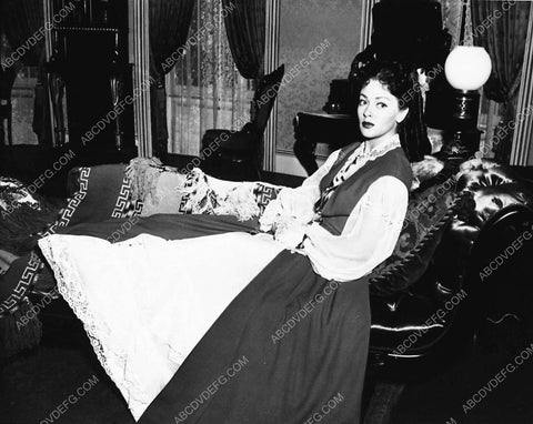 Lana Turner relaxing on set 2864-22