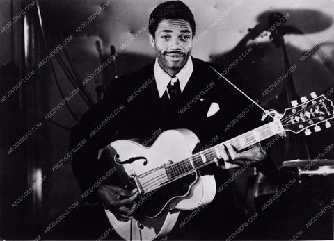 Jazz musician Slim Gaillard portrait with guitar 2895-19